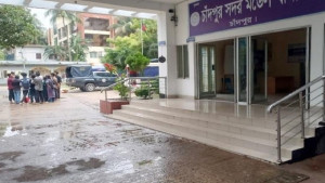পুলিশ পরিচয়ে চালককে ফ্ল্যাটে ডেকে এনে টাকা আদায়, ৪ নারী আটক
