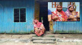 ছেলের অপেক্ষায় দরজায় মা, বাবার পথ চেয়ে দুই শিশু