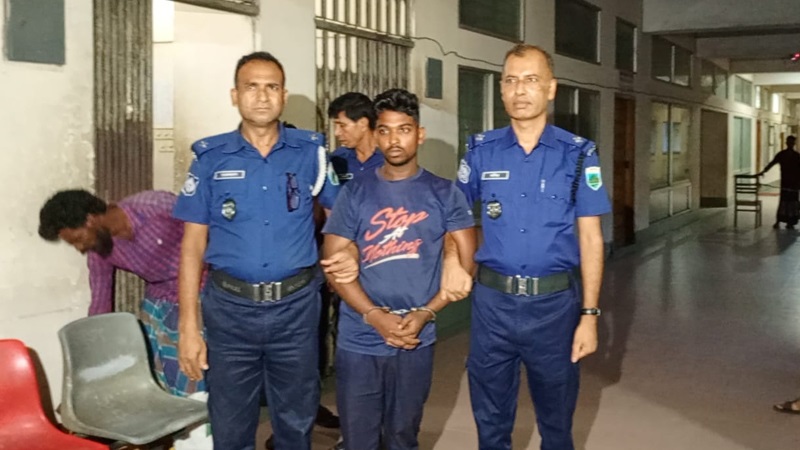 চলন্ত ট্রেনে নারীকে সংঘবদ্ধ ধর্ষণ, হাতেনাতে আটক ক্যান্টিন বয়