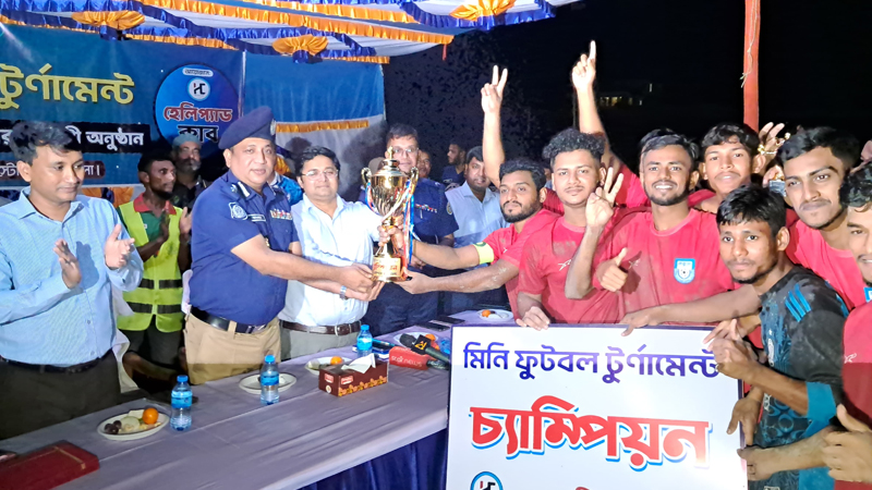 ট্রফির সঙ্গে চ্যাম্পিয়ন আলগী স্পোর্টিং ক্লাব পেল খাসি