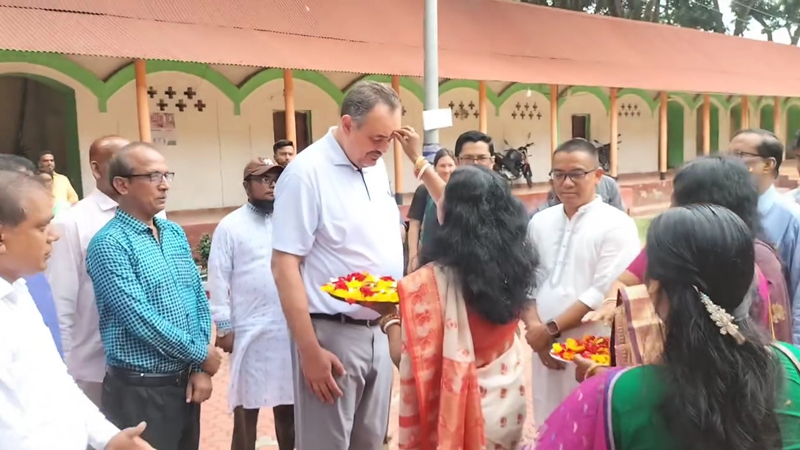 দিনাজপুরের কান্তনগর মন্দির ঘুরে দেখলেন মার্কিন রাষ্ট্রদূত