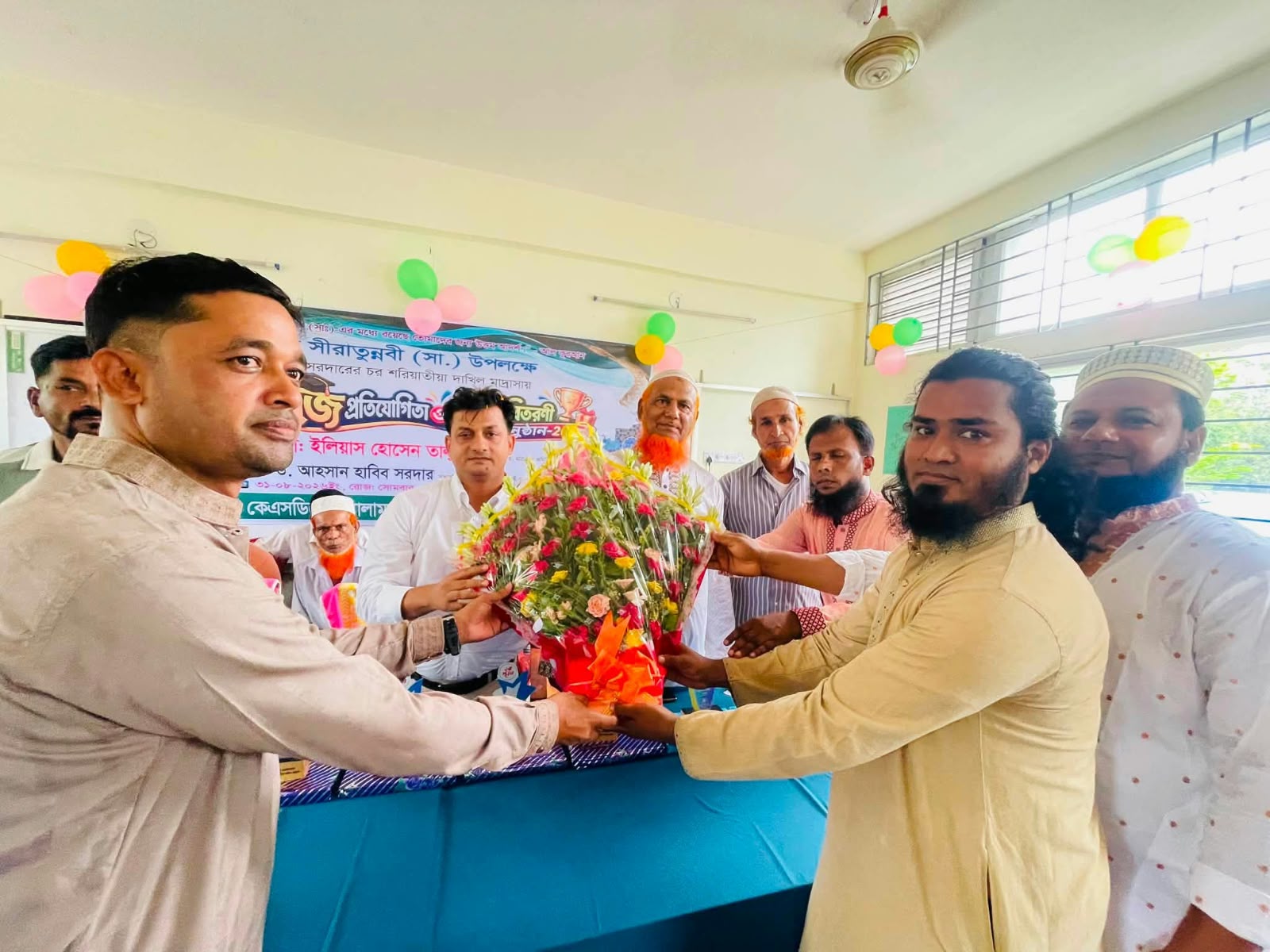 টেস্টে ভালো ফলের পুরস্কার, শিক্ষার্থীদের পাশে অ্যালামনাই