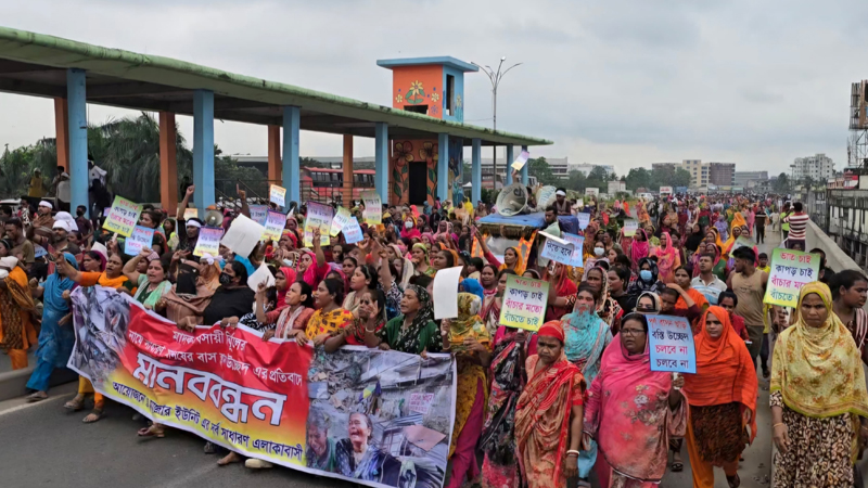 উচ্ছেদের প্রতিবাদে মহাসড়কে হাজারো বস্তিবাসী, টঙ্গীতে তীব্র যানজট