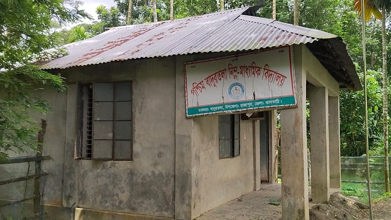 শ্রেণিকক্ষে ছাগলের ‘ক্লাস’: শিক্ষার্থী নেই, শিক্ষক-কর্মচারী ১২