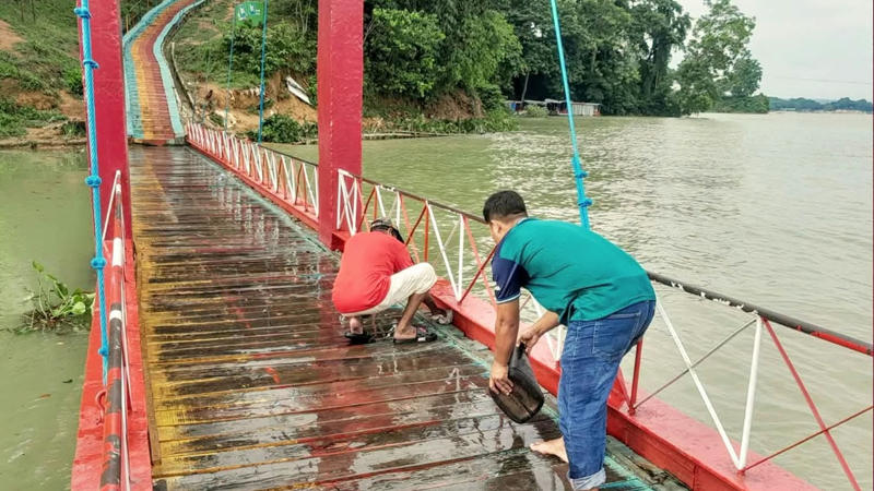 অবশেষে ছয়দিন পর ভেসে উঠল ঝুলন্ত সেতু