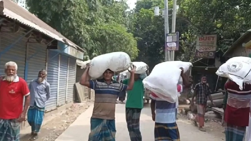 ডিলারের গুদামের সাটার-বেড়া ভেঙে সার লুট!
