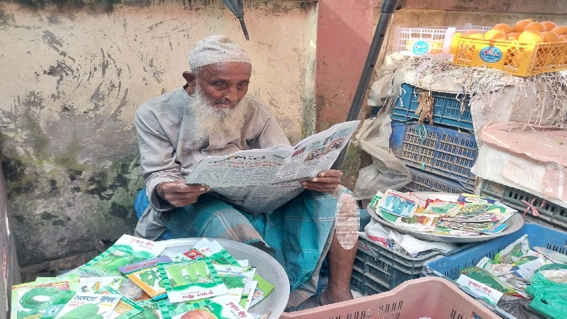 ৪০ বছর ধরে নিয়মিত পত্রিকা পড়েন আবুল হোসেন