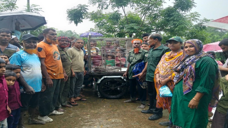 মুরগির ঘরে ৮ ফুটের অজগর, আতঙ্ক শ্যামনগরে
