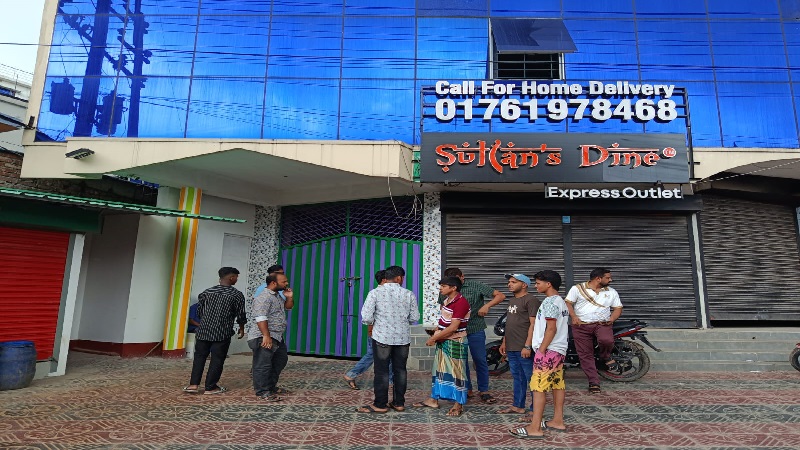 জামানতের বাকি ১০ লাখ টাকা নিয়ে দ্বন্দ্ব, প্রেসে তালা