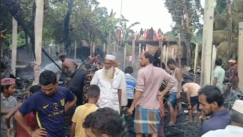 লক্ষ্মীপুরে যুবকের দেওয়া আগুনে পুড়ল ১১ পরিবারের ঘর 