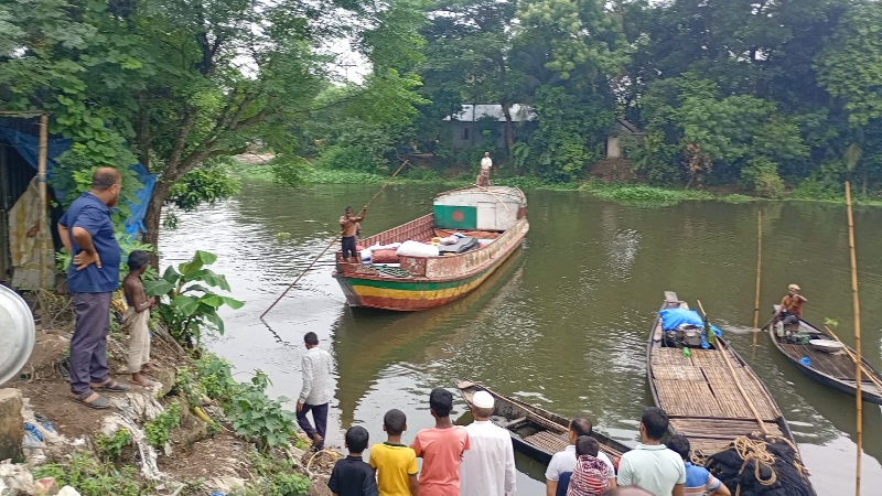 তিতাস নদীতে দেড় কোটি টাকার মালামালবোঝাই নৌকাডুবি