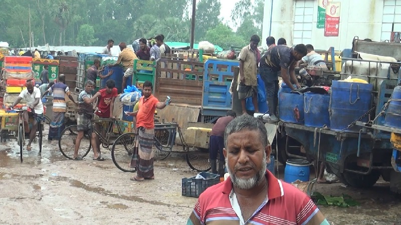 আড়তকে কেন্দ্র করে নানা অনিয়ম ও অব্যবস্থাপনার অভিযোগ