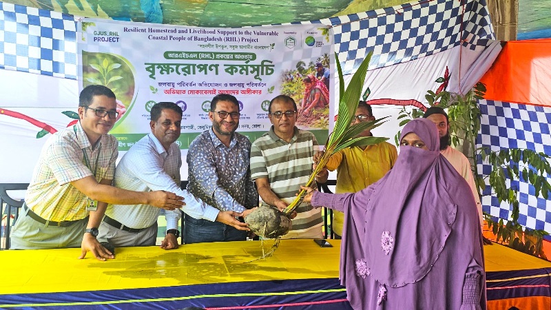 ভোলায় শিক্ষাপ্রতিষ্ঠান ও উপকারভোগীদের মধ্যে গাছের চারা বিতরণ